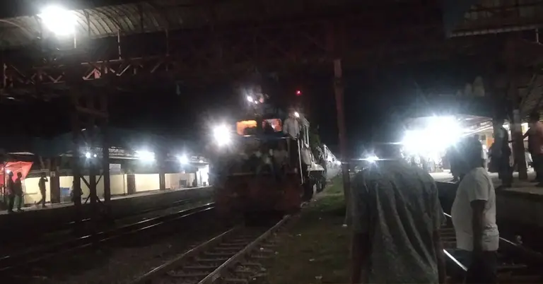 ব্রাহ্মণবাড়িয়া রেলওয়ে স্টেশনে নিয়ে আসা হয় তিতাস কমিউটার ট্রেনটি